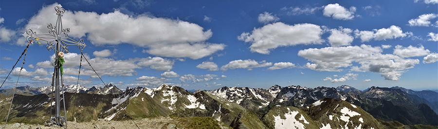 Vista panoramica dalla vetta del Corno Stella verso le Alpi Orobie